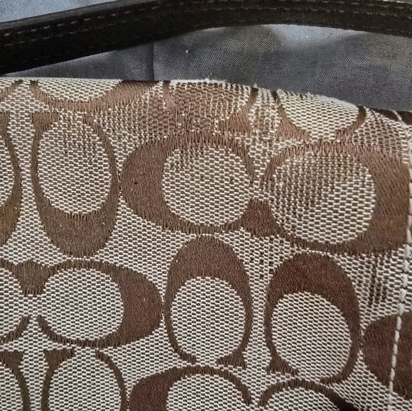 Rare Vintage Well-Loved Coach Monogram Crossbody – Spacious & Stylish - Picture 4 of 9